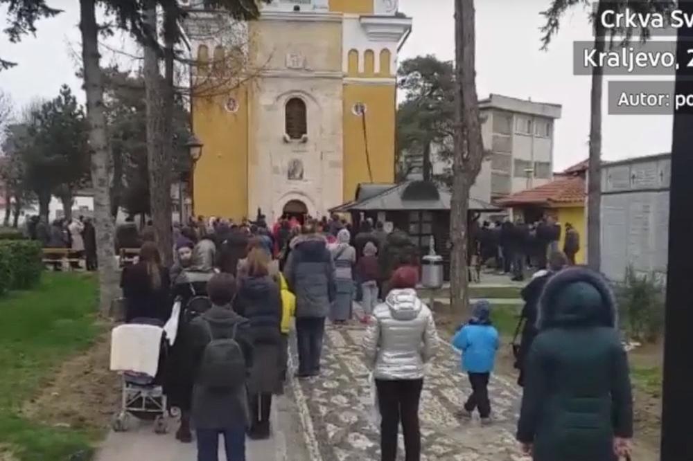 PUNA CRKVA ĐAKA, NI OD KUDA VRATA, ALI NISU ĐACI I VRATA POSTOJE: Da li je ovo nasramnija slika Srbije USRED KORONE