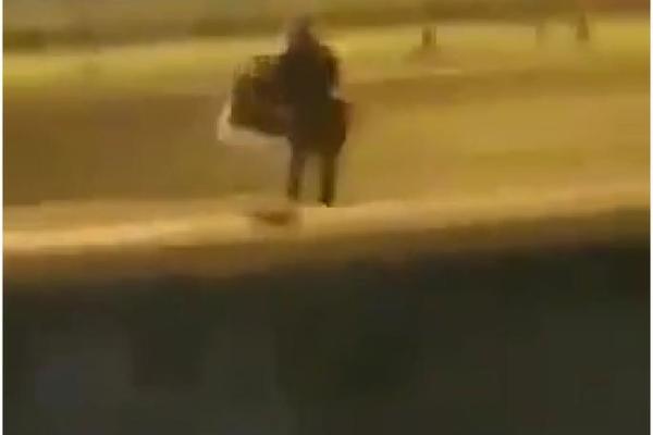 SNIMLJEN NAJGLUPLJI BEOGRAĐANIN: Pogledajte šta ovaj radi dok traje POLICIJSKI ČAS zbog opasnog virusa! (VIDEO)