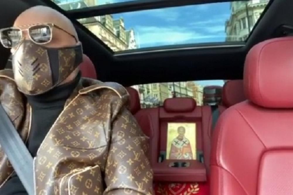 ČUVENI SRPSKI TELOHRANITELJ I KASKADER RAZBESNEO JAVNOST: Na licu LUJ VITON, na zadnjem sedištu IKONA SVETOG NIKOLE