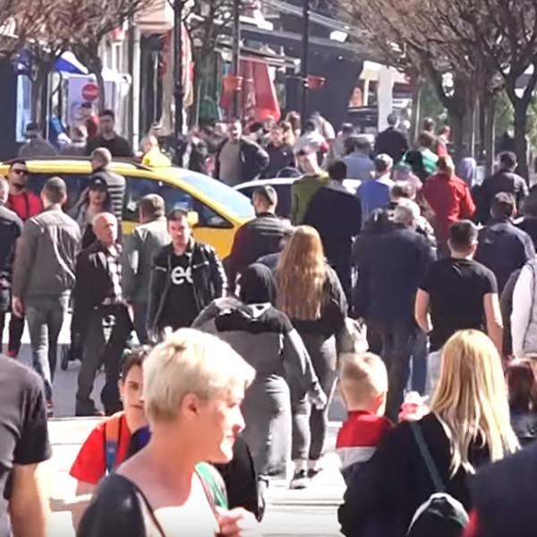 JE*E SE NJIMA SAVRŠENO ZA KORONU: U ovom gradu u Srbiji KAFIĆI PUNI KAO OKO, policija pod maskama NE RADI NIŠTA