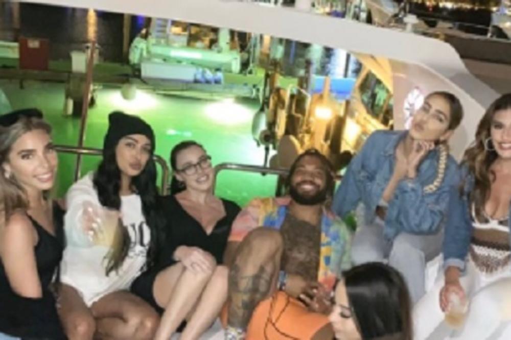 POBEGAO IZ IZOLACIJE, PA NAPRAVIO BAHANALIJE: Slavni sportista sa 10 lakih žena na jahti - sve isplivalo u javnost!