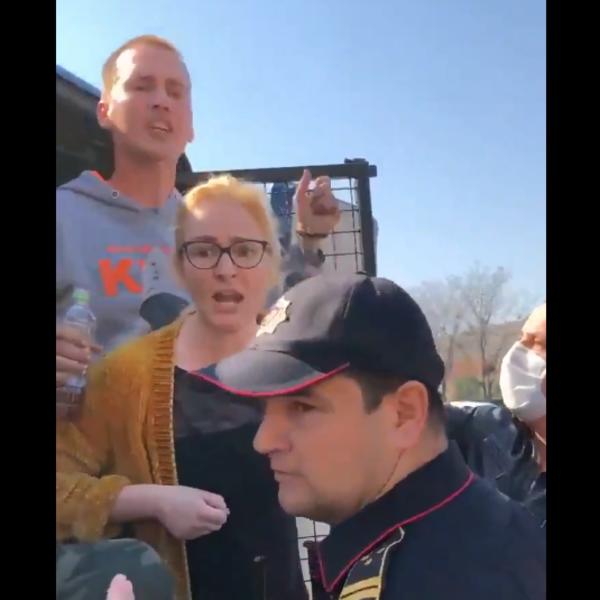 U JEKU EPIDEMIJE KORONE: Crnogorska policija na brutalan način pokušala da iseli porodicu iz Podgorice! (VIDEO)