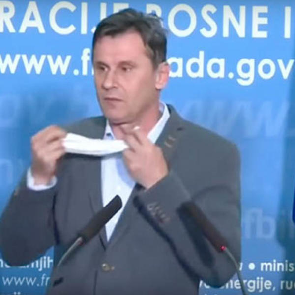 PREMIJER BOSNE UZEO ZAŠTITNU MASKU PA SE ISPALIO ZA CEO ŽIVOT: Pogledajte ovaj BLAM! (VIDEO)