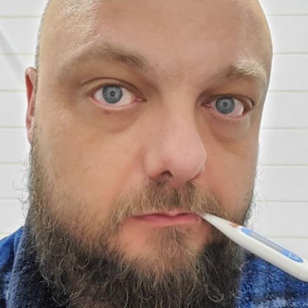 ON JE PREŽIVEO KORONU I IMA JAKU PORUKU ZA SVE: Evo kada vas testiraju, a ovako izgledaju svi simptomi i faze!