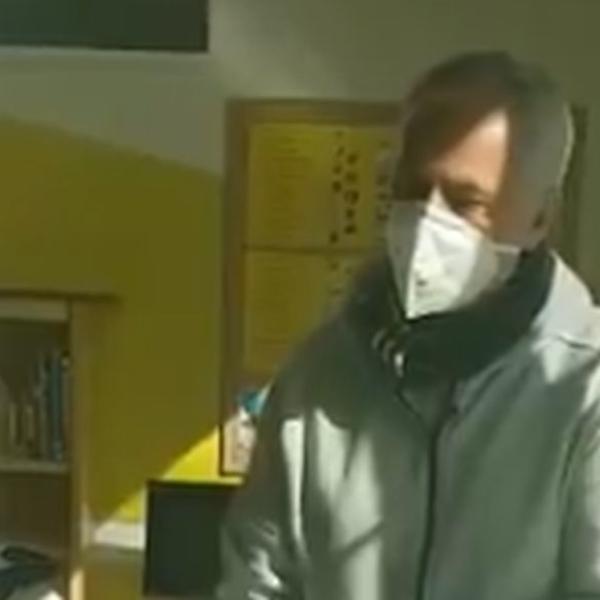 FANTASTIČAN GEST ŽOZEA MURINJA: Išao od kuće do kuće i delio namirnice ljudima koji ne smeju da izlaze zbog korone!