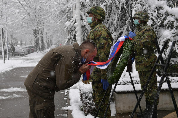 VULIN JE PO SNEGU POLJUBIO ZASTAVU SRBIJE I UPUTIO MOĆNU PORUKU povodom onoga što nam se desilo pre 21 godinu!