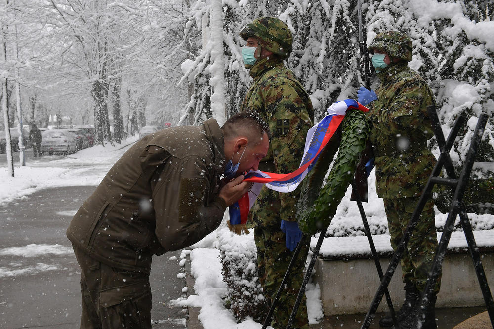 VULIN JE PO SNEGU POLJUBIO ZASTAVU SRBIJE I UPUTIO MOĆNU PORUKU povodom onoga što nam se desilo pre 21 godinu!