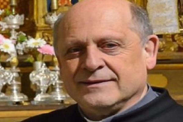 SVEŠTENIK (72) JE SVOJ RESPIRATOR USTUPIO MLAĐEM PACIJENTU: Grad je sa balkona aplauzom ispratio njegov sanduk...