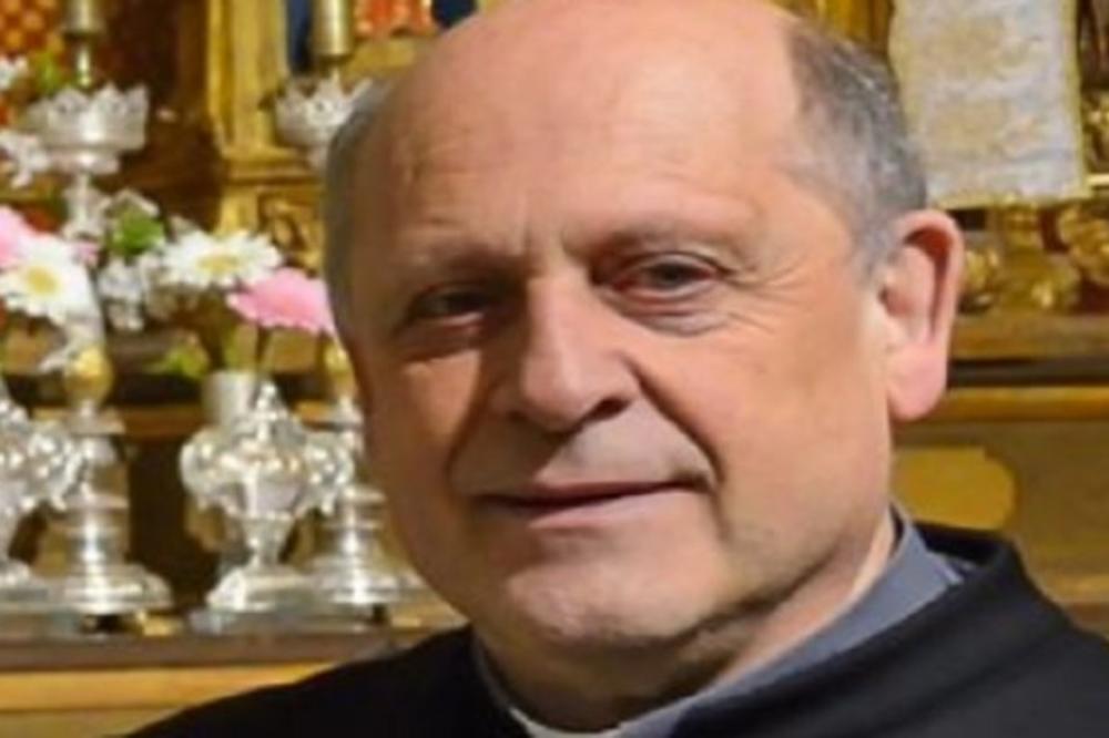 SVEŠTENIK (72) JE SVOJ RESPIRATOR USTUPIO MLAĐEM PACIJENTU: Grad je sa balkona aplauzom ispratio njegov sanduk...