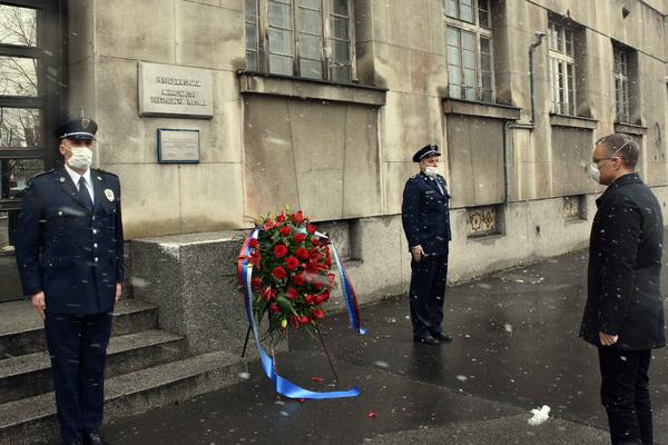 Stefanović položio vence pripadnicima MUP-a stradalim u NATO bombardovanju!