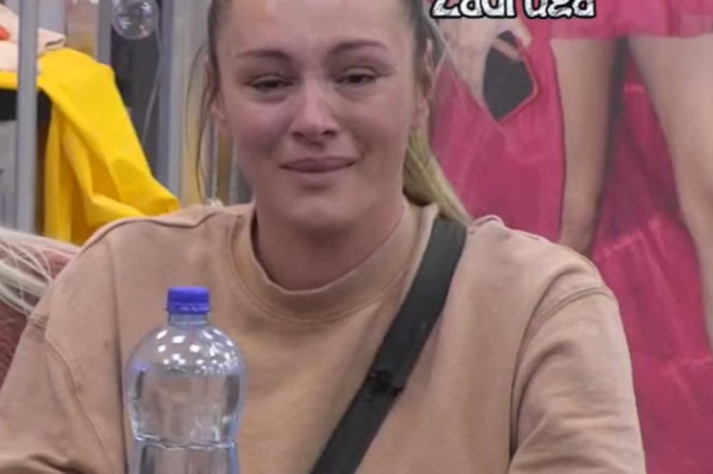 TOTALNO RASULO U ZADRUZI, ZAVRŠILA U SUZAMA DRŽEĆI SE ZA GLAVU: Mlađa NAPAO Anabelu!