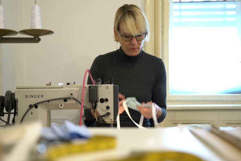 HUMANI GEST NOVOSAĐANKE: Dizajniranje haljina zamenila šivenjem maski