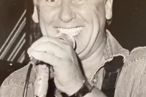 POP PEVAČ UMRO OD KORONAVIRUSA! JOŠ JEDNA SMRT NA JAVNOJ SCENI: Imao je srčane probleme, dijabetes, a sad i ovo