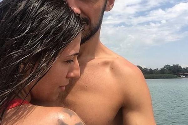 ZVEZDA GRANDA POKAZALA TRUDNIČKI STOMAK, PEVAČICA POZIRALA U SEDMOM MESECU: Poznato ko je OTAC BEBE, i on je PEVAČ!