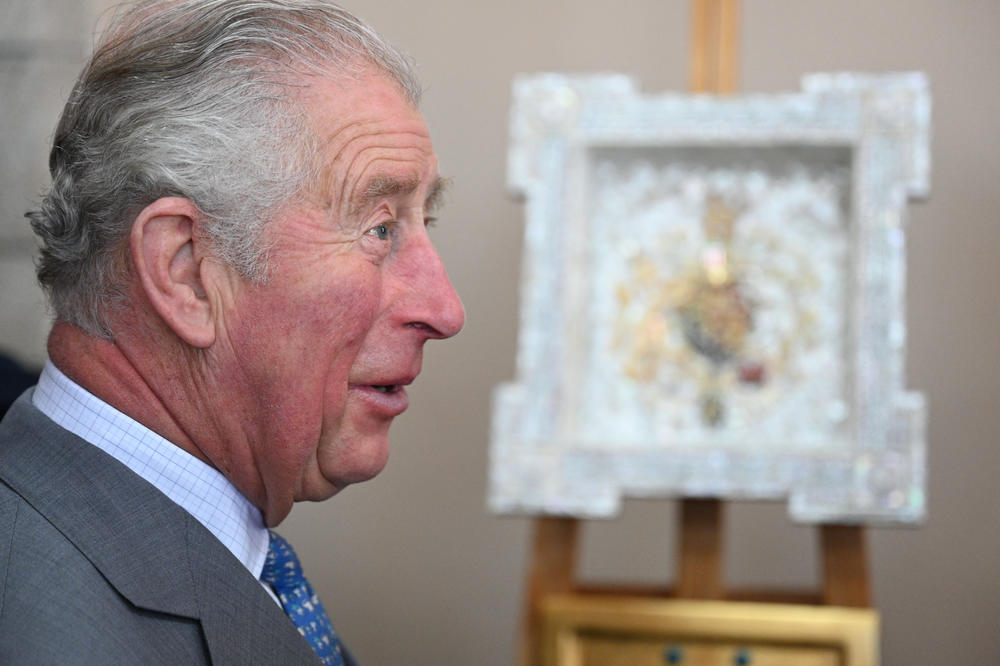 REAKCIJA PRINCA ČARLSA: Kiselo se nasmejao kada je dobio pitanje da prokomentariše intervju Harija i Megan!