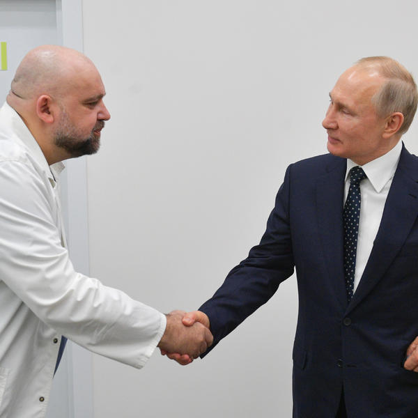 PUTIN U VELIKOJ OPASNOSTI! Direktor bolnice s kojim se rukovao IMA KORONU!