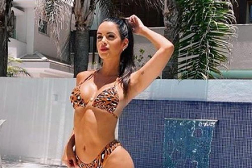 IMAO JE VAŽAN RAZLOG DA PREKRŠI NAREDBU O KARANTINU: A taj razlog je prsata Natalija u tigrastom kupaćem!