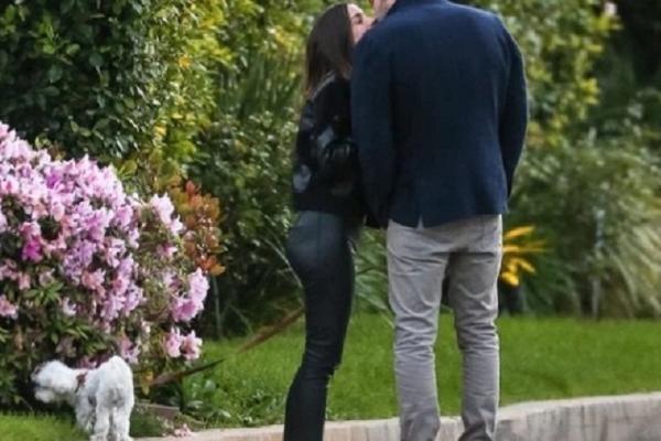 JEDAN OD NAJPOPULARNIJIH GLUMACA UHVAĆEN SA 16 GODINA MLAĐOM DEVOJKOM! Uslikali ga na ulici kada su radili OVO