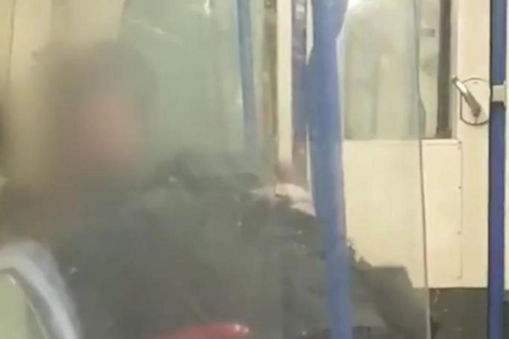 NJIMA SE JE*BE ZA KORONU I TO BUKVALNO: Par imao odnose USRED PREVOZA, LJUDI U ŠOKU I NEVERICI (VIDEO)