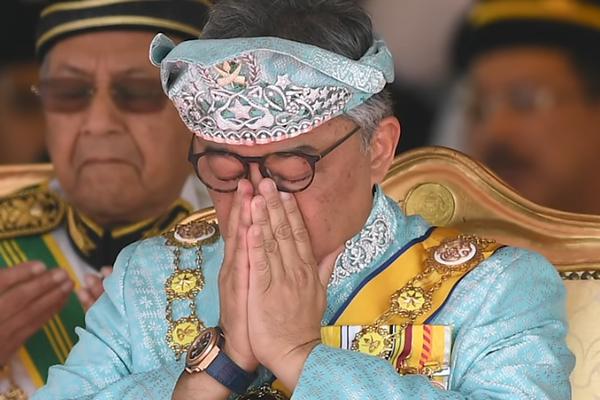 SEDAM ČLANOVA KRALJEVSKOG OSOBLJA POZITIVNO NA KORONU: Virus ušao na čuveni dvor!