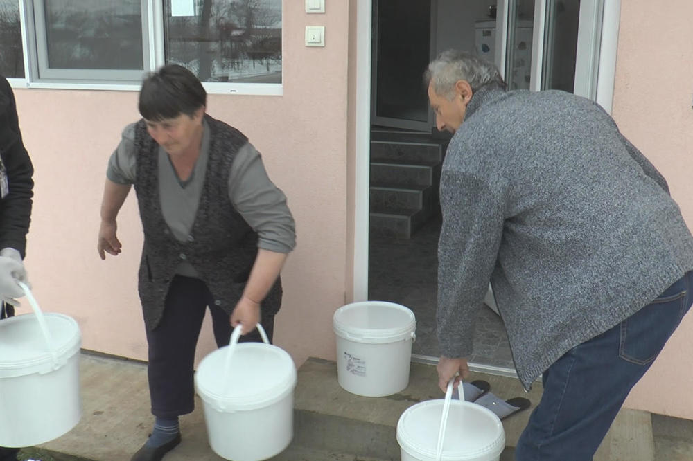NA MUCI SE POZNAJU JUNACI: Srpski seljak poklonio 100 kilograma sira, APLAUZ ZA NJEGA! (FOTO)