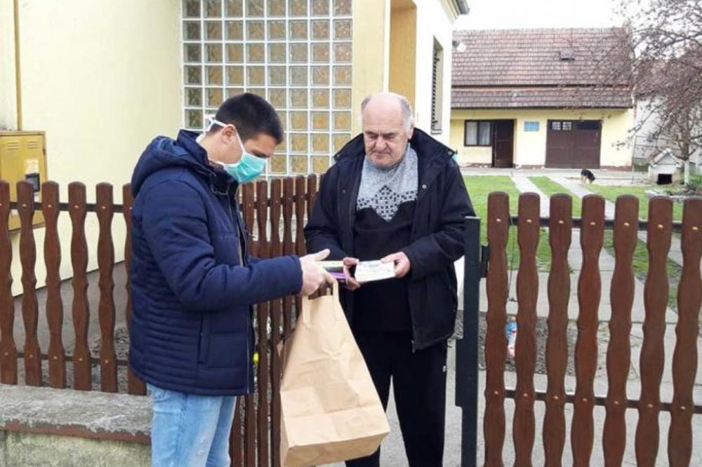 ZLATKO JE MOMAK KOJI VRAĆA SVIMA OSMEH NA LICE! Ovaj bibliotekar se protiv korone bori KNJIGAMA (FOTO)