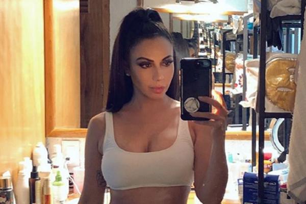 POZNATA VODITELJKA SLIKALA GOLU POZADINU, OSVANULA ŠOK FOTKA: Nikako, ali nikako ne ulazite ako ste maloletni!