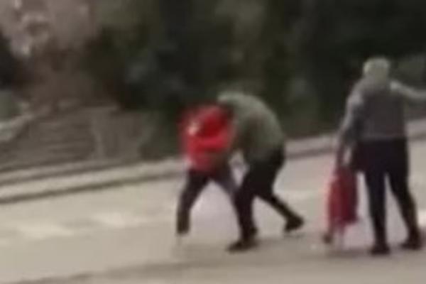 GDE ĆEŠ BRE, OSTAVLJAJ, TO JE MOJE: Muškarac i žena se pobili usred radnje ZBOG KILA BRAŠNA, SEVALE PESNICE!(VIDEO)