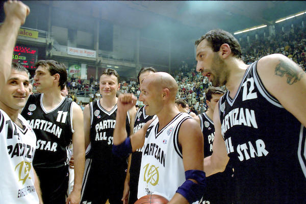 OMAŽ GENERACIJI IZ ISTANBULA 1992. GODINE: Partizan će naredne sezone igrati u RETRO DRESOVIMA?