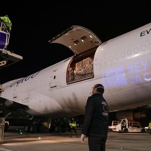 EU ŠALJE 93 MILIONA EVRA U SRBIJU: Sinoć je sleteo prvi avion s medicinskom opremom koji je platila Unija (FOTO)