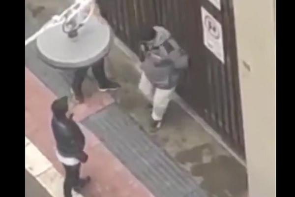 POTRESNA SCENA ISPRED BANKE U BARIJU: Ljudi više nemaju šta da jedu, došli na OČAJNIČKI POTEZ (VIDEO)