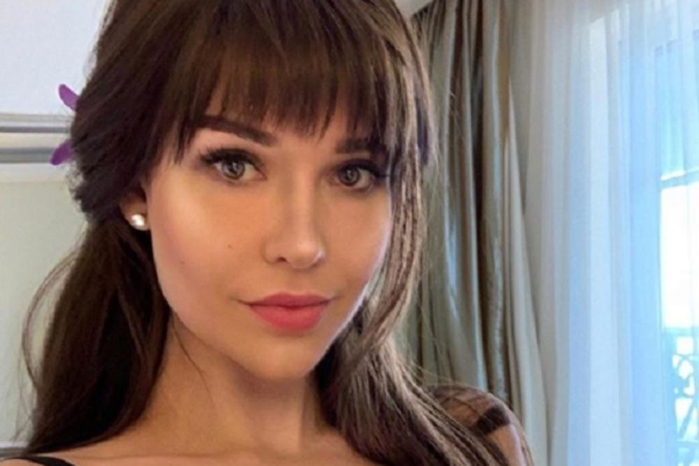 PROSLAVILA SE NA MUNDIJALU, SAD JE POKAZALA NAGO MEĐUNOŽJE: Muškarci, požurite, vrela Marija vas zove u karantin!