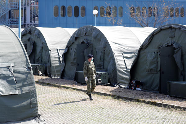 NEKO JE UPAO U ŠATOR I FOTOGRAFISAO SVE KOJI SE TESTIRAJU NA KORONU: Skandal ispred bolnice!
