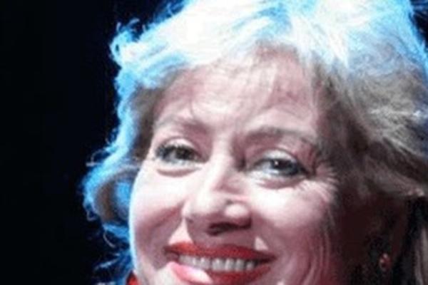 PEVAČICA DANAS UMRLA, PA IZNENADA VASKRSLA! BIZARNO: Ima 80 godina i naše bake su uz njenu muziku BRALE JABUKE!