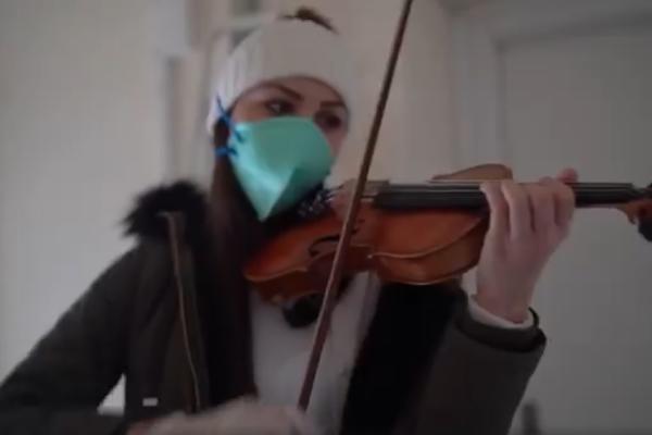 DANAS JE SVETSKI DAN POZORIŠTA: Oni su danas Novosađanima doneli pozorište na vrata