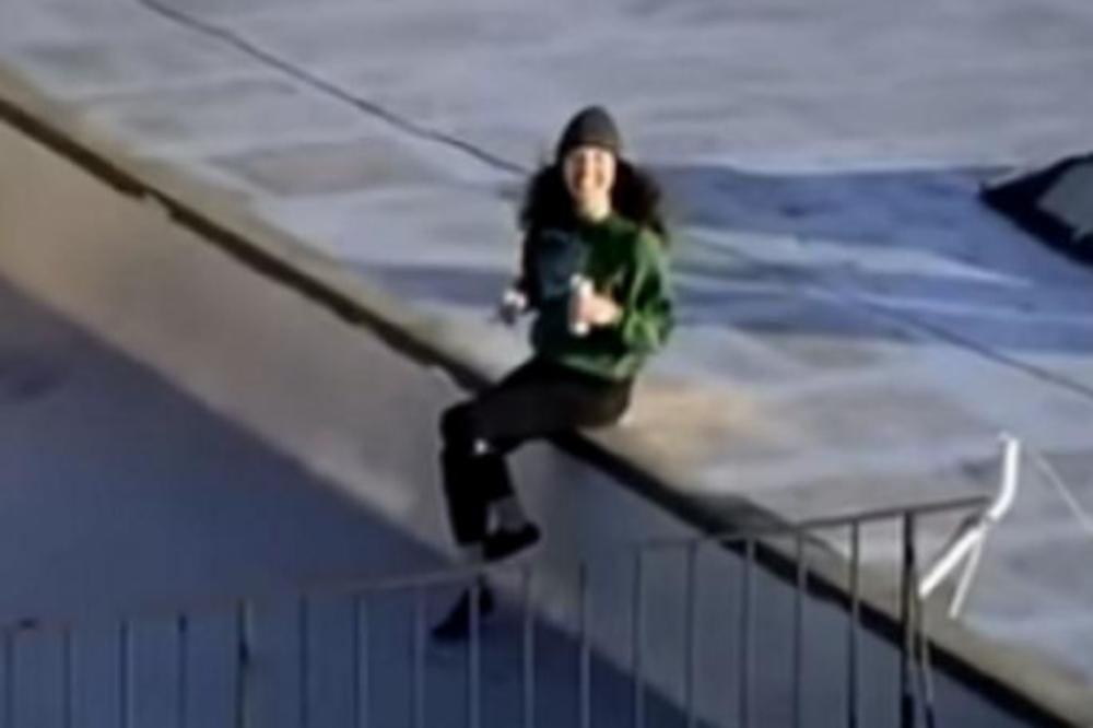 NI KARANTIN GA NIJE SPREČIO! Pogledajte šta je ovaj DEČKO uradio kada je video lepu devojku na KROVU! (VIDEO)