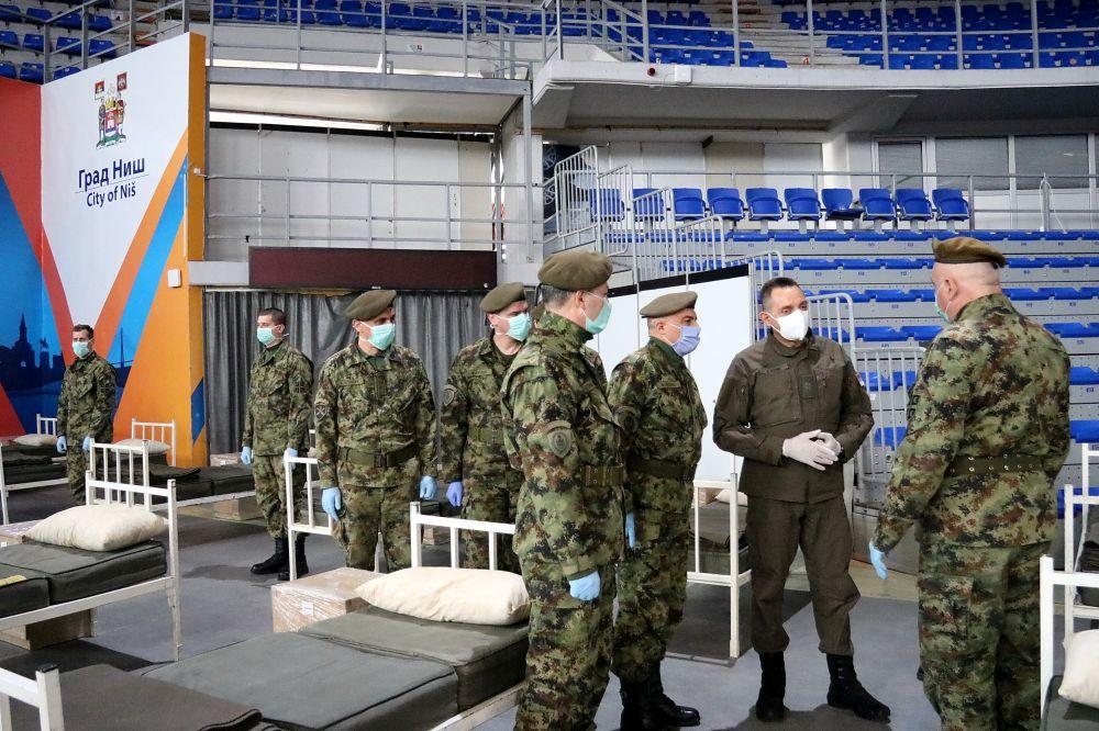 Aleksandar Vulin sa vojnicima u hali Čair