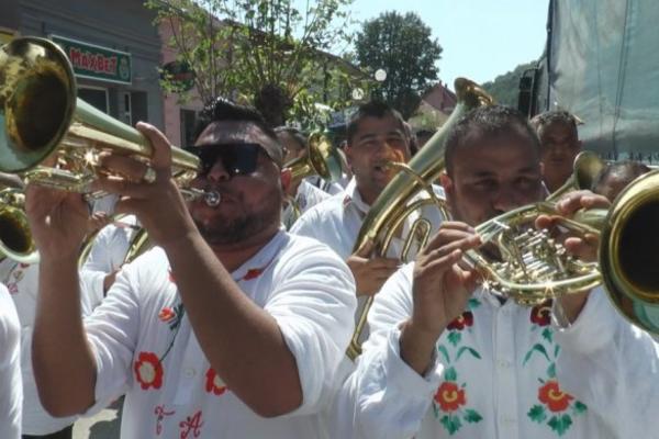 SVI SRBI SE PITAJU DA LI ĆE KORONA USPETI ONO ŠTO NIJE NI TITO! Tiče se GUČE, a ne zna se epilog