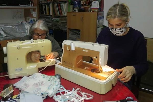 BIO JE CRNO-BEO, A SADA JE PADINJAK ŠAREN CEO! Ove 2 žene su dobile mašine, ŠIJU NAJLEPŠE MASKE ZA RAJU IZ KRAJA