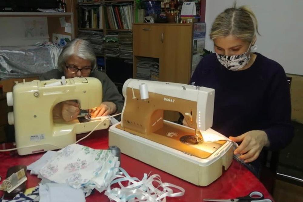 BIO JE CRNO-BEO, A SADA JE PADINJAK ŠAREN CEO! Ove 2 žene su dobile mašine, ŠIJU NAJLEPŠE MASKE ZA RAJU IZ KRAJA