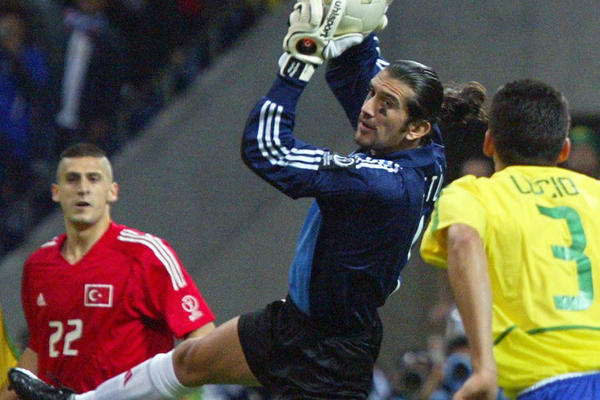 BORBA I DALJE TRAJE: Legendarni golman se oseća bolje, njegova supruga na udaru turske javnosti!