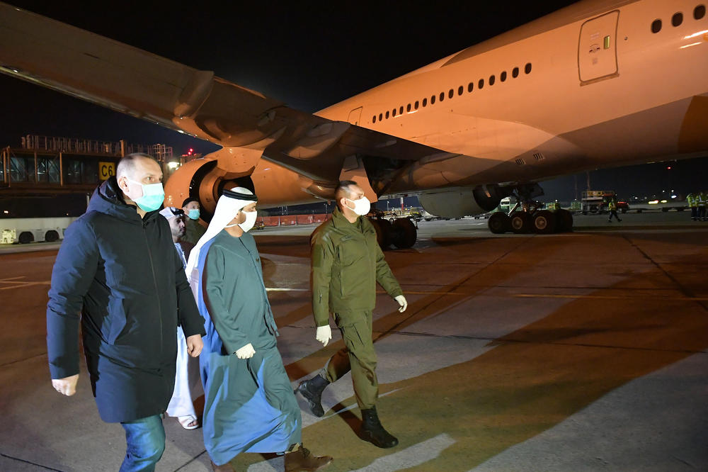 JUTROS SU NA AERODROMU NIKOLA TESLA DVA SRPSKA MINISTRA DOČEKALA VEOMA VAŽAN AVION: Ovo je priča iza fotografije