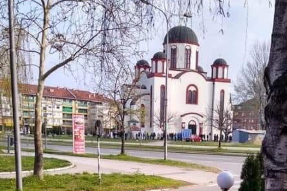 HIT NAD HITOVIMA: Pop u Jakovu iz automobila blagosilja vernike, ali se pridržava mera! (VIDEO)