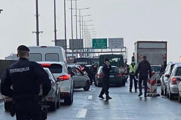POLICIJA UHVATILA NEPREGLEDNU KOLONU AUTOMOBILA NA GAZELI ZA VREME POLICIJSKOG ČASA! Svima pišu kazne (FOTO)