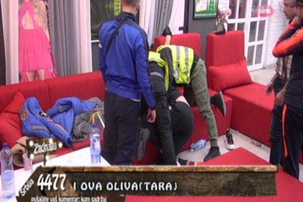 OBEZBEĐENJE REAGOVALO! Bora Maji: Janjuš te je naguzio, tata ti zato pije lekove! (VIDEO)