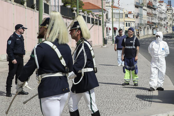 POLICAJAC MOLI BAKU DA SE NE ŠETA PO ULICI: Dirljiva scena u doba korone (FOTO)