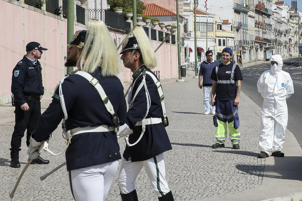 POLICAJAC MOLI BAKU DA SE NE ŠETA PO ULICI: Dirljiva scena u doba korone (FOTO)