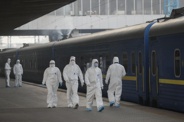 ŠVAJCARSKA ZABRANILA GRANIČNO LJUBLJENJE I GRLJENJE: Dupla ograda za one romantične!