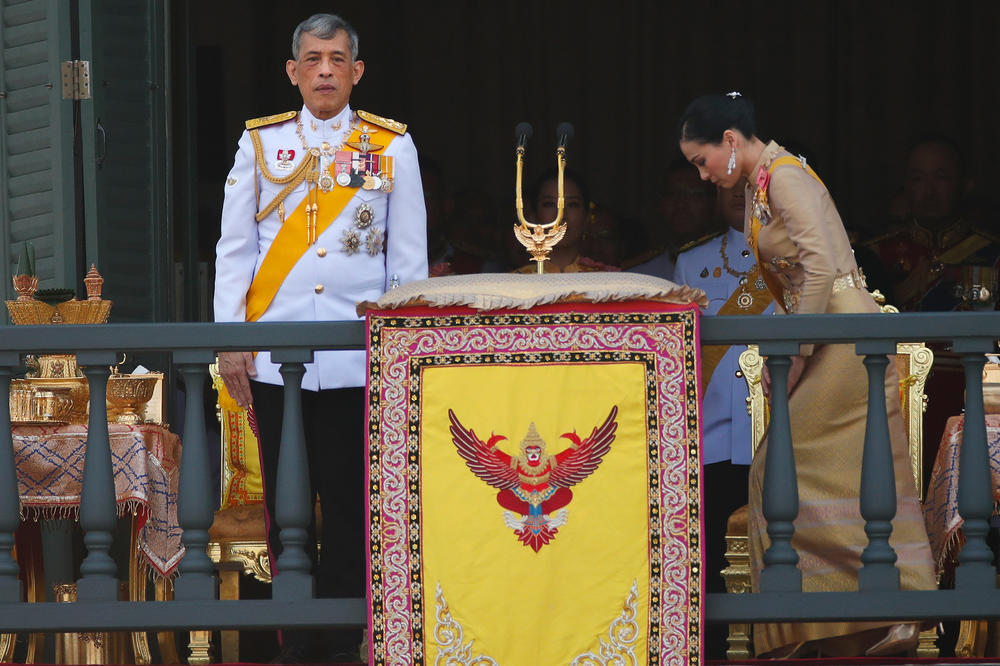 DOK MU NAROD UMIRE OD KORONE, OVAJ KRALJ JE OTIŠAO U NEMAČKU SA HAREMOM: Zakupio ceo hotel sa svojih 20 KONKUBINA