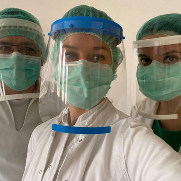 SUBOTIČANI UJEDINJENI KAO NIKAD DO SADA: Prave vizire za zdravstvene radnike, isporuke samo stižu (FOTO)